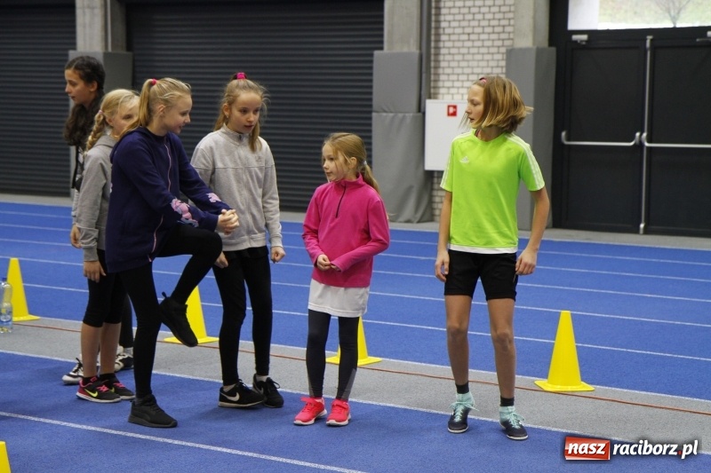Zdjęcie w galerii na portalu naszraciborz.pl: Jesienne Halowe Mistrzostwa Raciborza w lekkiej atletyce. Zmaganiom przyglądała się Justyna Święty-Ersetic wiadomości z regionu