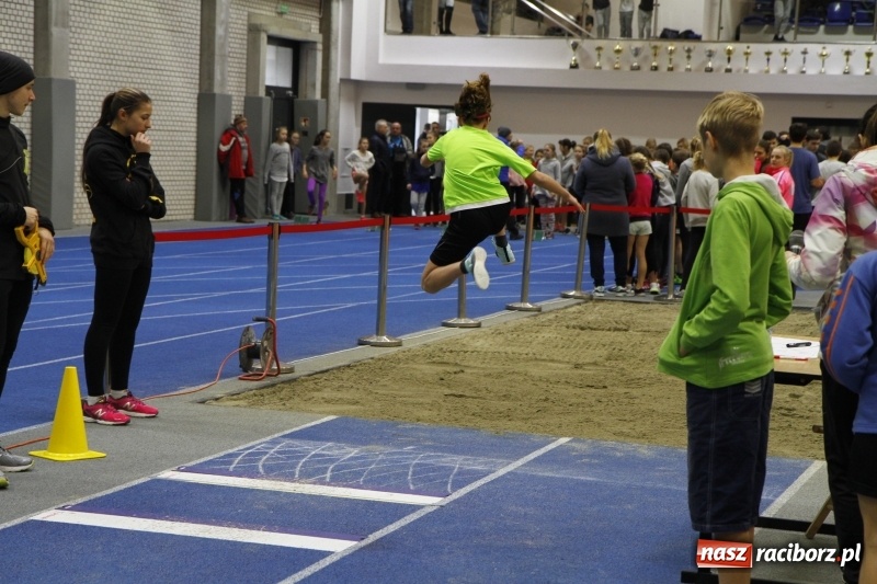 Zdjęcie w galerii na portalu naszraciborz.pl: Jesienne Halowe Mistrzostwa Raciborza w lekkiej atletyce. Zmaganiom przyglądała się Justyna Święty-Ersetic wiadomości z regionu