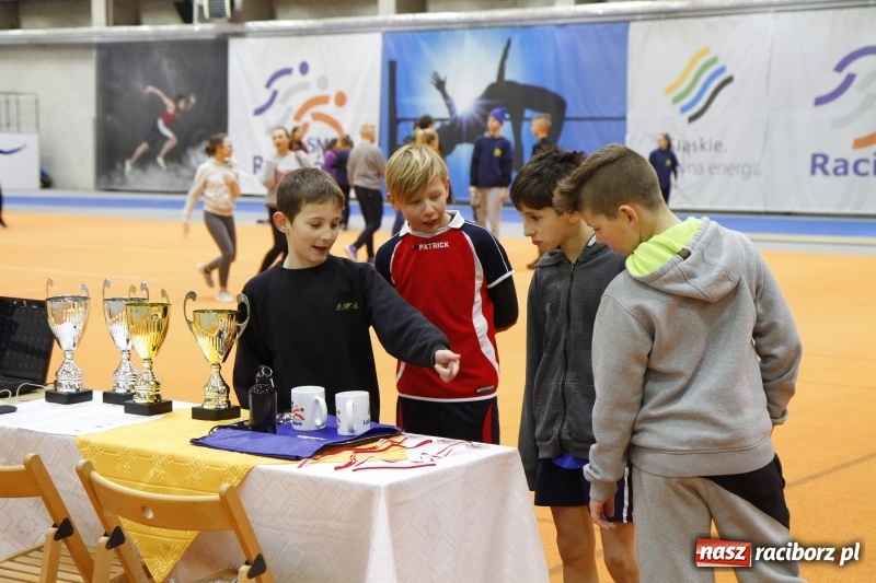 Zdjęcie w galerii na portalu naszraciborz.pl: Jesienne Halowe Mistrzostwa Raciborza w lekkiej atletyce. Zmaganiom przyglądała się Justyna Święty-Ersetic wiadomości z regionu