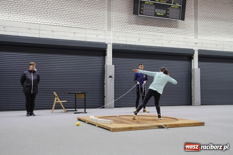 Zdjęcie w galerii na portalu naszraciborz.pl: Jesienne Halowe Mistrzostwa Raciborza w lekkiej atletyce. Zmaganiom przyglądała się Justyna Święty-Ersetic wiadomości z regionu
