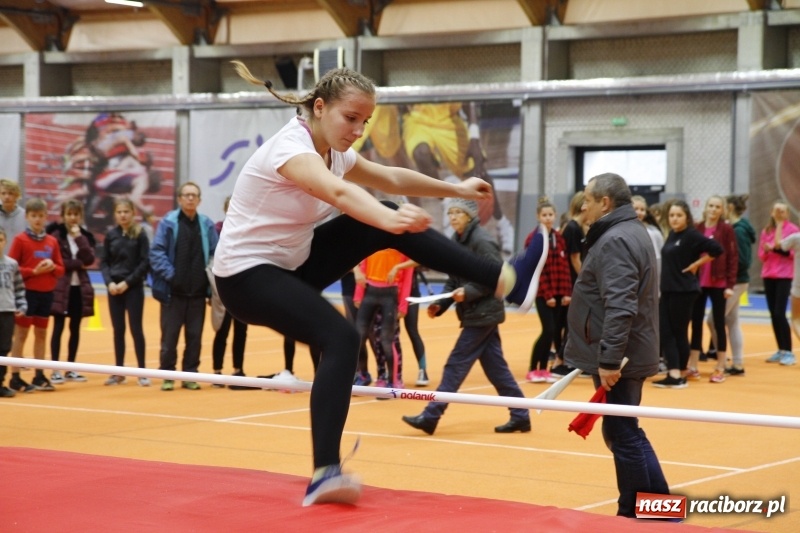 Zdjęcie w galerii na portalu naszraciborz.pl: Jesienne Halowe Mistrzostwa Raciborza w lekkiej atletyce. Zmaganiom przyglądała się Justyna Święty-Ersetic wiadomości z regionu