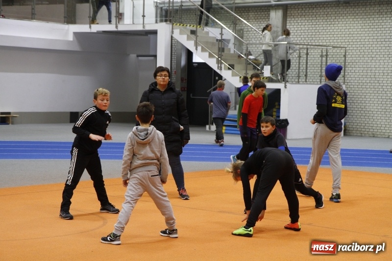 Zdjęcie w galerii na portalu naszraciborz.pl: Jesienne Halowe Mistrzostwa Raciborza w lekkiej atletyce. Zmaganiom przyglądała się Justyna Święty-Ersetic wiadomości z regionu