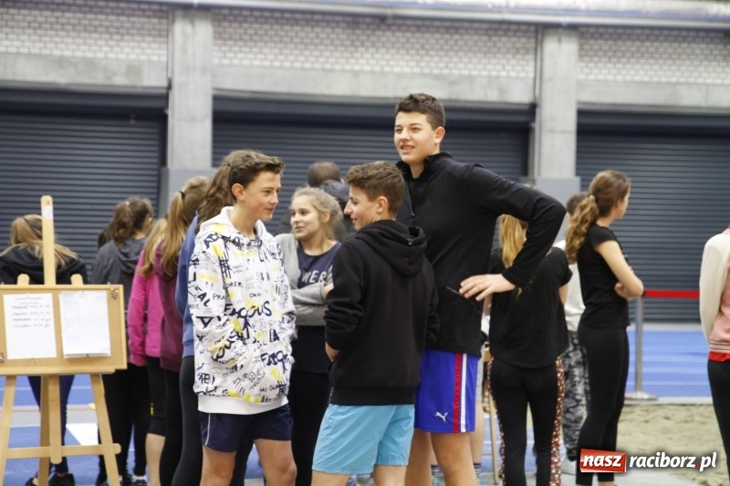 Zdjęcie w galerii na portalu naszraciborz.pl: Jesienne Halowe Mistrzostwa Raciborza w lekkiej atletyce. Zmaganiom przyglądała się Justyna Święty-Ersetic wiadomości z regionu