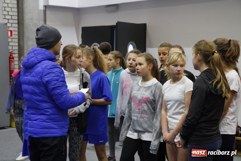 Zdjęcie w galerii na portalu naszraciborz.pl: Jesienne Halowe Mistrzostwa Raciborza w lekkiej atletyce. Zmaganiom przyglądała się Justyna Święty-Ersetic wiadomości z regionu