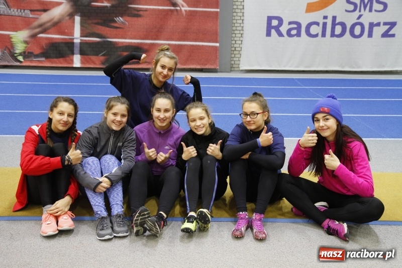 Zdjęcie w galerii na portalu naszraciborz.pl: Jesienne Halowe Mistrzostwa Raciborza w lekkiej atletyce. Zmaganiom przyglądała się Justyna Święty-Ersetic wiadomości z regionu
