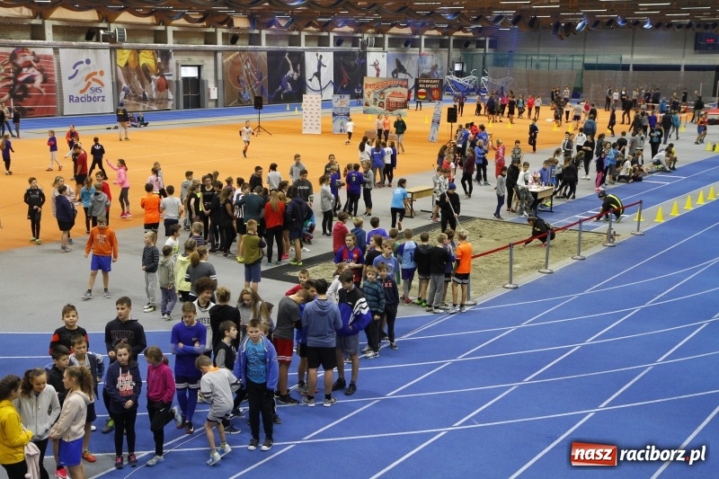 Zdjęcie w galerii na portalu naszraciborz.pl: Jesienne Halowe Mistrzostwa Raciborza w lekkiej atletyce. Zmaganiom przyglądała się Justyna Święty-Ersetic wiadomości z regionu