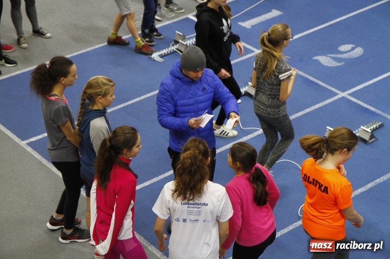 Zdjęcie w galerii na portalu naszraciborz.pl: Jesienne Halowe Mistrzostwa Raciborza w lekkiej atletyce. Zmaganiom przyglądała się Justyna Święty-Ersetic wiadomości z regionu