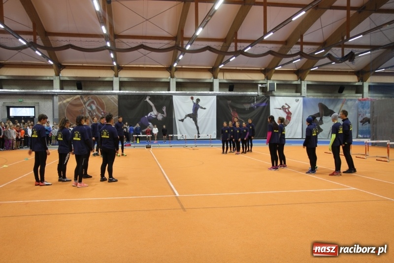 Zdjęcie w galerii na portalu naszraciborz.pl: Jesienne Halowe Mistrzostwa Raciborza w lekkiej atletyce. Zmaganiom przyglądała się Justyna Święty-Ersetic wiadomości z regionu