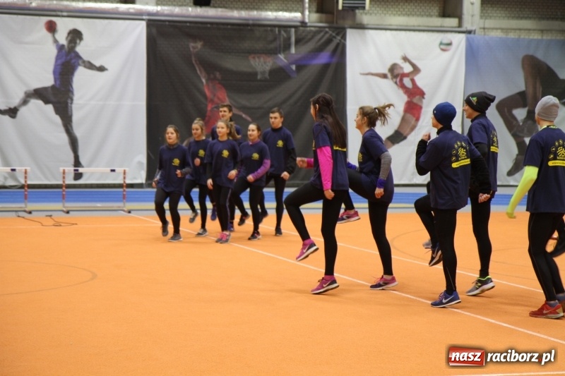 Zdjęcie w galerii na portalu naszraciborz.pl: Jesienne Halowe Mistrzostwa Raciborza w lekkiej atletyce. Zmaganiom przyglądała się Justyna Święty-Ersetic wiadomości z regionu