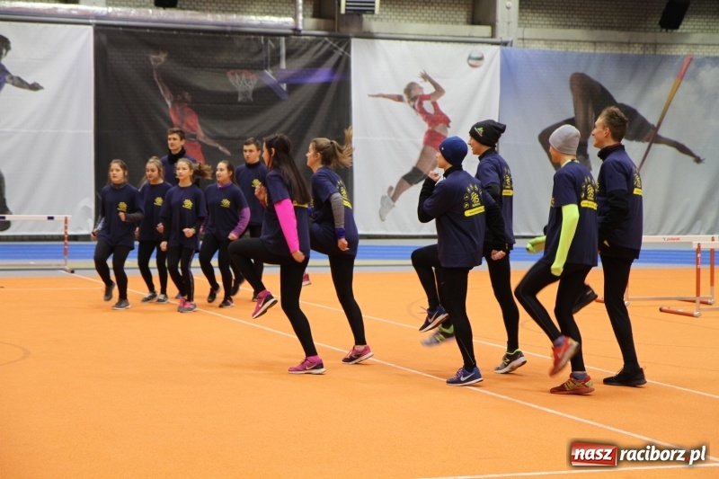 Zdjęcie w galerii na portalu naszraciborz.pl: Jesienne Halowe Mistrzostwa Raciborza w lekkiej atletyce. Zmaganiom przyglądała się Justyna Święty-Ersetic wiadomości z regionu