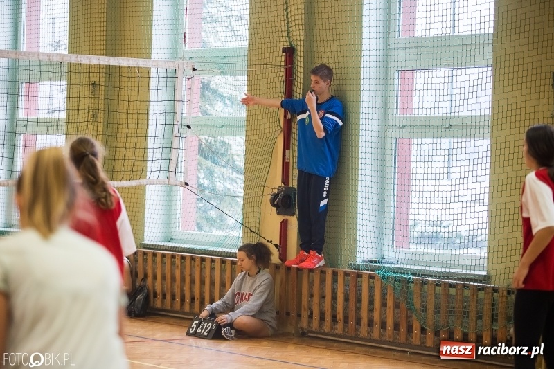 Zdjęcie w galerii na portalu naszraciborz.pl: Turniej dwójek siatkarskich dziewcząt w SP 18 wiadomości z regionu