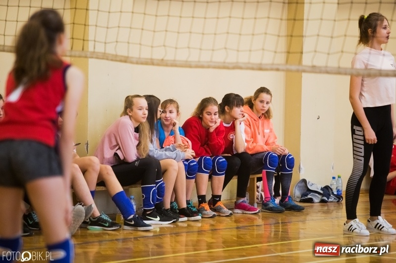 Zdjęcie w galerii na portalu naszraciborz.pl: Turniej dwójek siatkarskich dziewcząt w SP 18 wiadomości z regionu