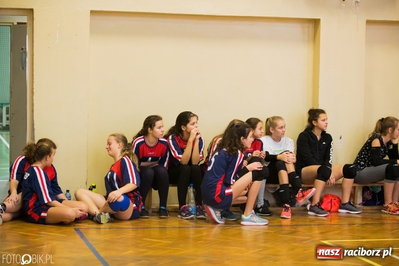 Zdjęcie w galerii na portalu naszraciborz.pl: Turniej dwójek siatkarskich dziewcząt w SP 18 wiadomości z regionu