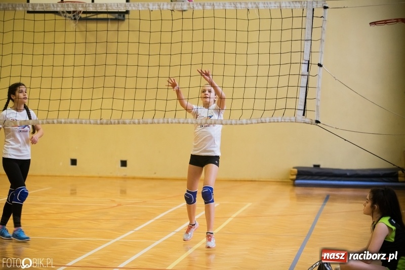 Zdjęcie w galerii na portalu naszraciborz.pl: Turniej dwójek siatkarskich dziewcząt w SP 18 wiadomości z regionu