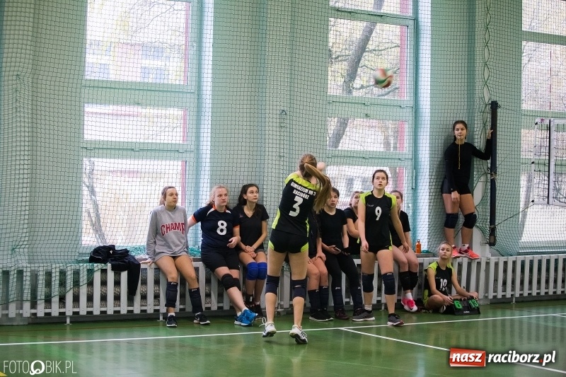 Zdjęcie w galerii na portalu naszraciborz.pl: Turniej dwójek siatkarskich dziewcząt w SP 18 wiadomości z regionu
