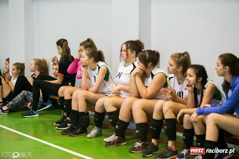 Zdjęcie w galerii na portalu naszraciborz.pl: Turniej dwójek siatkarskich dziewcząt w SP 18 wiadomości z regionu