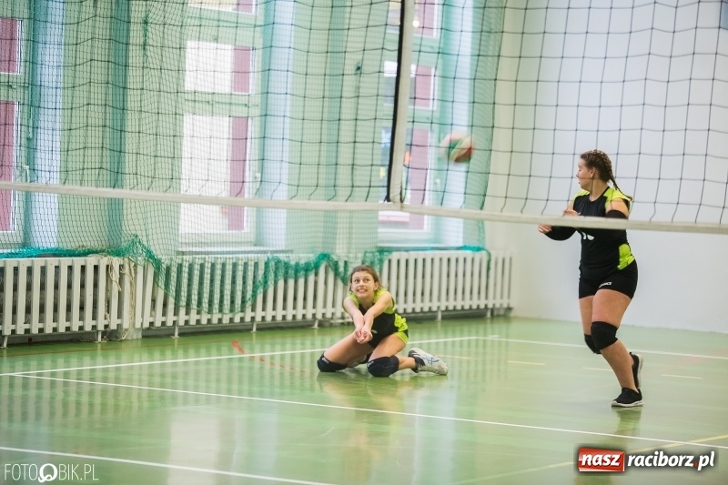 Zdjęcie w galerii na portalu naszraciborz.pl: Turniej dwójek siatkarskich dziewcząt w SP 18 wiadomości z regionu
