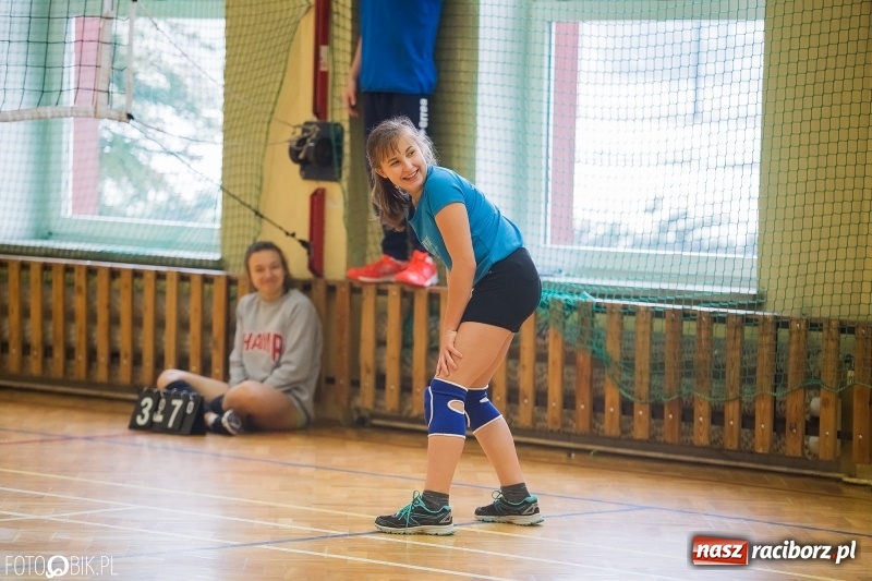 Zdjęcie w galerii na portalu naszraciborz.pl: Turniej dwójek siatkarskich dziewcząt w SP 18 wiadomości z regionu