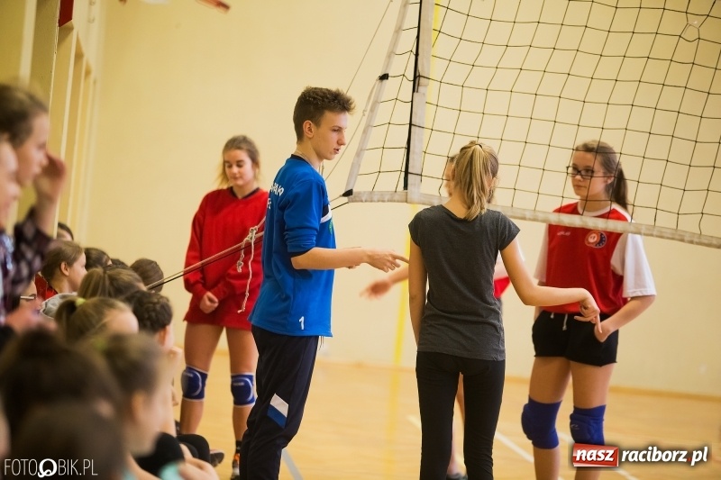 Zdjęcie w galerii na portalu naszraciborz.pl: Turniej dwójek siatkarskich dziewcząt w SP 18 wiadomości z regionu