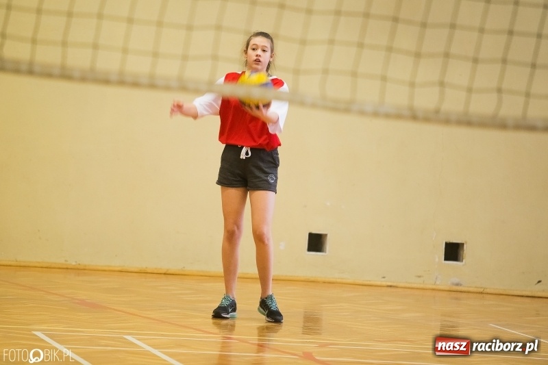 Zdjęcie w galerii na portalu naszraciborz.pl: Turniej dwójek siatkarskich dziewcząt w SP 18 wiadomości z regionu