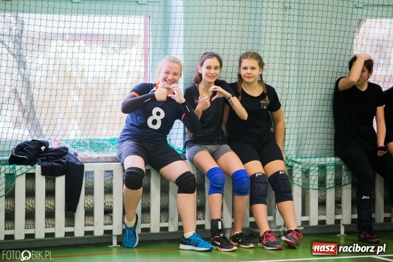 Zdjęcie w galerii na portalu naszraciborz.pl: Turniej dwójek siatkarskich dziewcząt w SP 18 wiadomości z regionu