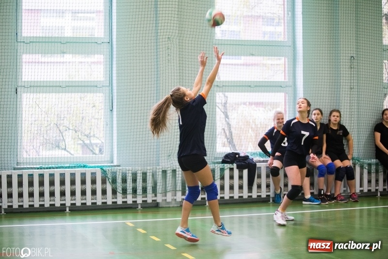 Zdjęcie w galerii na portalu naszraciborz.pl: Turniej dwójek siatkarskich dziewcząt w SP 18 wiadomości z regionu