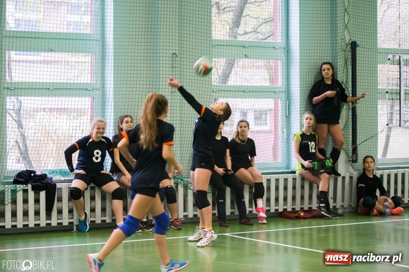 Zdjęcie w galerii na portalu naszraciborz.pl: Turniej dwójek siatkarskich dziewcząt w SP 18 wiadomości z regionu
