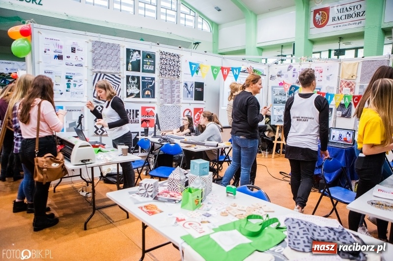 Zdjęcie w galerii na portalu naszraciborz.pl: Ponad 1000 uczniów na Festiwalu Perspektyw w Raciborzu wiadomości z regionu