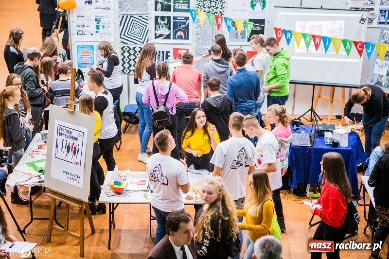 Zdjęcie w galerii na portalu naszraciborz.pl: Ponad 1000 uczniów na Festiwalu Perspektyw w Raciborzu wiadomości z regionu
