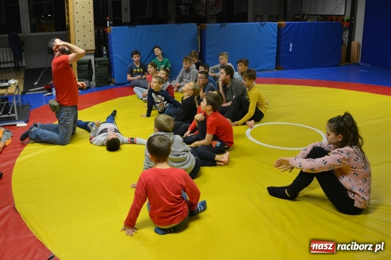 Zdjęcie w galerii na portalu naszraciborz.pl: Zajęcia profilaktyczne w klubie Łamator wiadomości z regionu