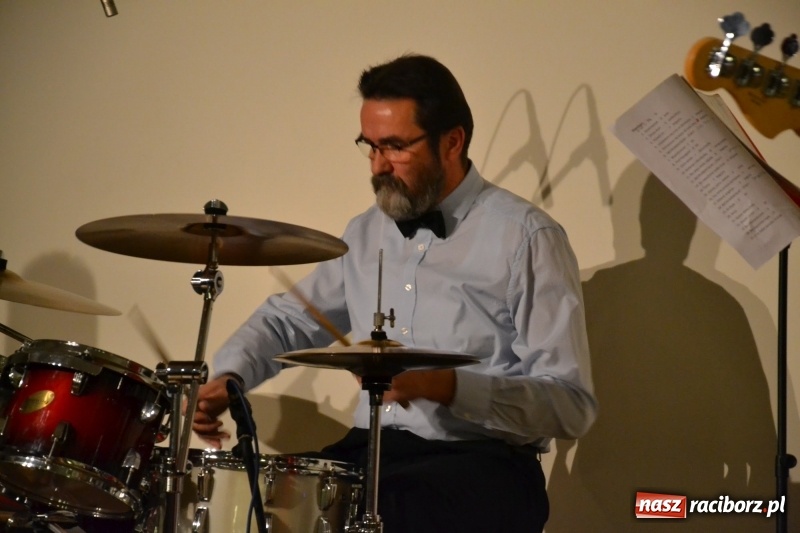 Zdjęcie w galerii na portalu naszraciborz.pl: Andrzejki z zespołem 60 PLUS na zamku za nami  wiadomości z regionu