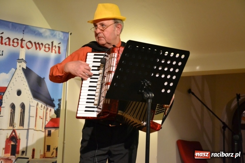 Zdjęcie w galerii na portalu naszraciborz.pl: Andrzejki z zespołem 60 PLUS na zamku za nami  wiadomości z regionu