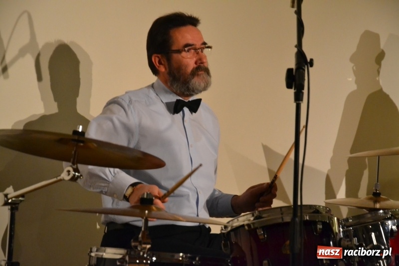 Zdjęcie w galerii na portalu naszraciborz.pl: Andrzejki z zespołem 60 PLUS na zamku za nami  wiadomości z regionu