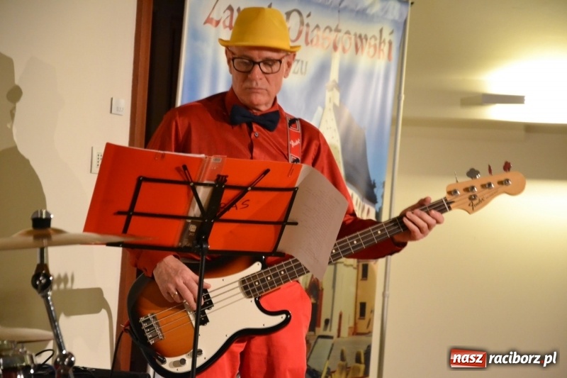 Zdjęcie w galerii na portalu naszraciborz.pl: Andrzejki z zespołem 60 PLUS na zamku za nami  wiadomości z regionu