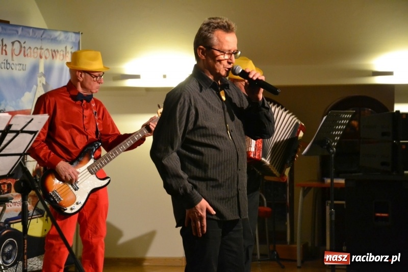 Zdjęcie w galerii na portalu naszraciborz.pl: Andrzejki z zespołem 60 PLUS na zamku za nami  wiadomości z regionu