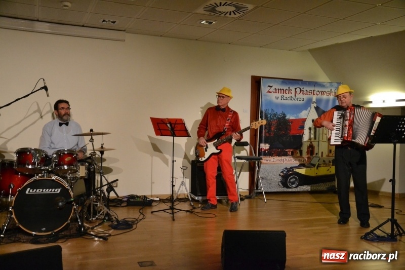 Zdjęcie w galerii na portalu naszraciborz.pl: Andrzejki z zespołem 60 PLUS na zamku za nami  wiadomości z regionu
