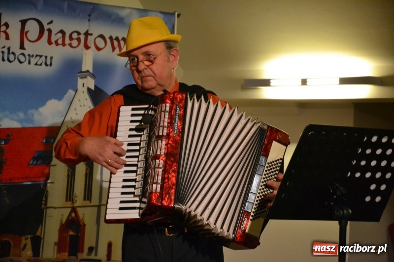 Zdjęcie w galerii na portalu naszraciborz.pl: Andrzejki z zespołem 60 PLUS na zamku za nami  wiadomości z regionu