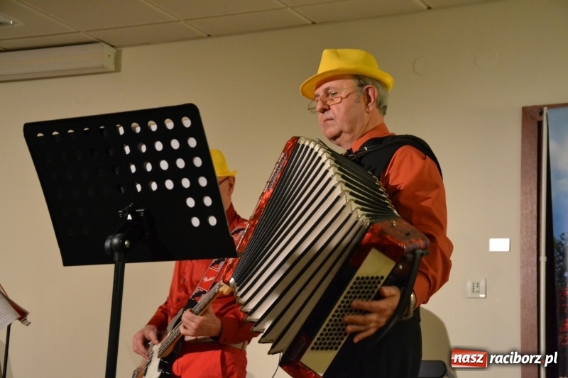 Zdjęcie w galerii na portalu naszraciborz.pl: Andrzejki z zespołem 60 PLUS na zamku za nami  wiadomości z regionu