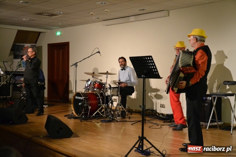 Zdjęcie w galerii na portalu naszraciborz.pl: Andrzejki z zespołem 60 PLUS na zamku za nami  wiadomości z regionu