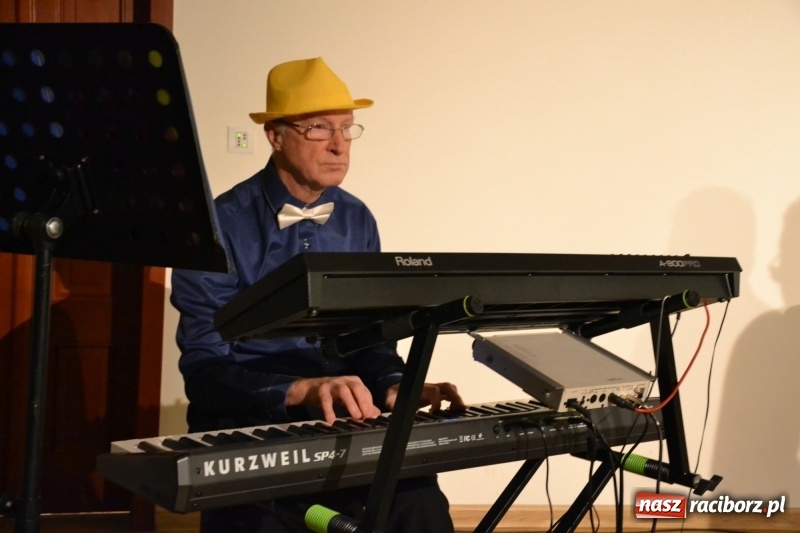 Zdjęcie w galerii na portalu naszraciborz.pl: Andrzejki z zespołem 60 PLUS na zamku za nami  wiadomości z regionu