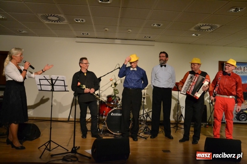 Zdjęcie w galerii na portalu naszraciborz.pl: Andrzejki z zespołem 60 PLUS na zamku za nami  wiadomości z regionu