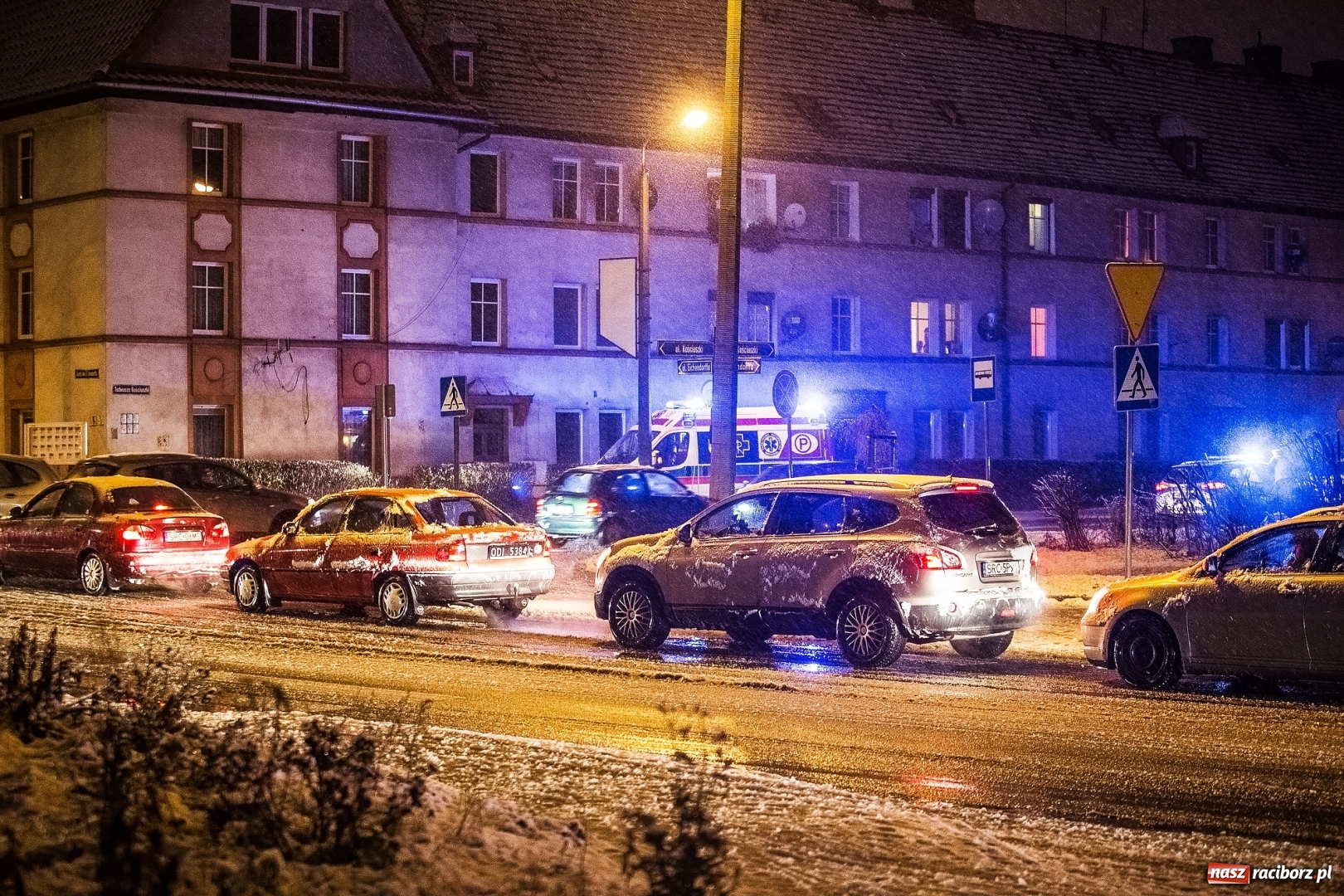 Zdjęcie w galerii na portalu naszraciborz.pl: Wypadek na Kościuszki w Raciborzu. 46-letni raciborzanin trafił do szpitala wiadomości z regionu