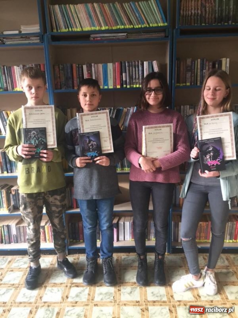 Zdjęcie w galerii na portalu naszraciborz.pl: SP4 propaguje czytelnictwo wiadomości z regionu