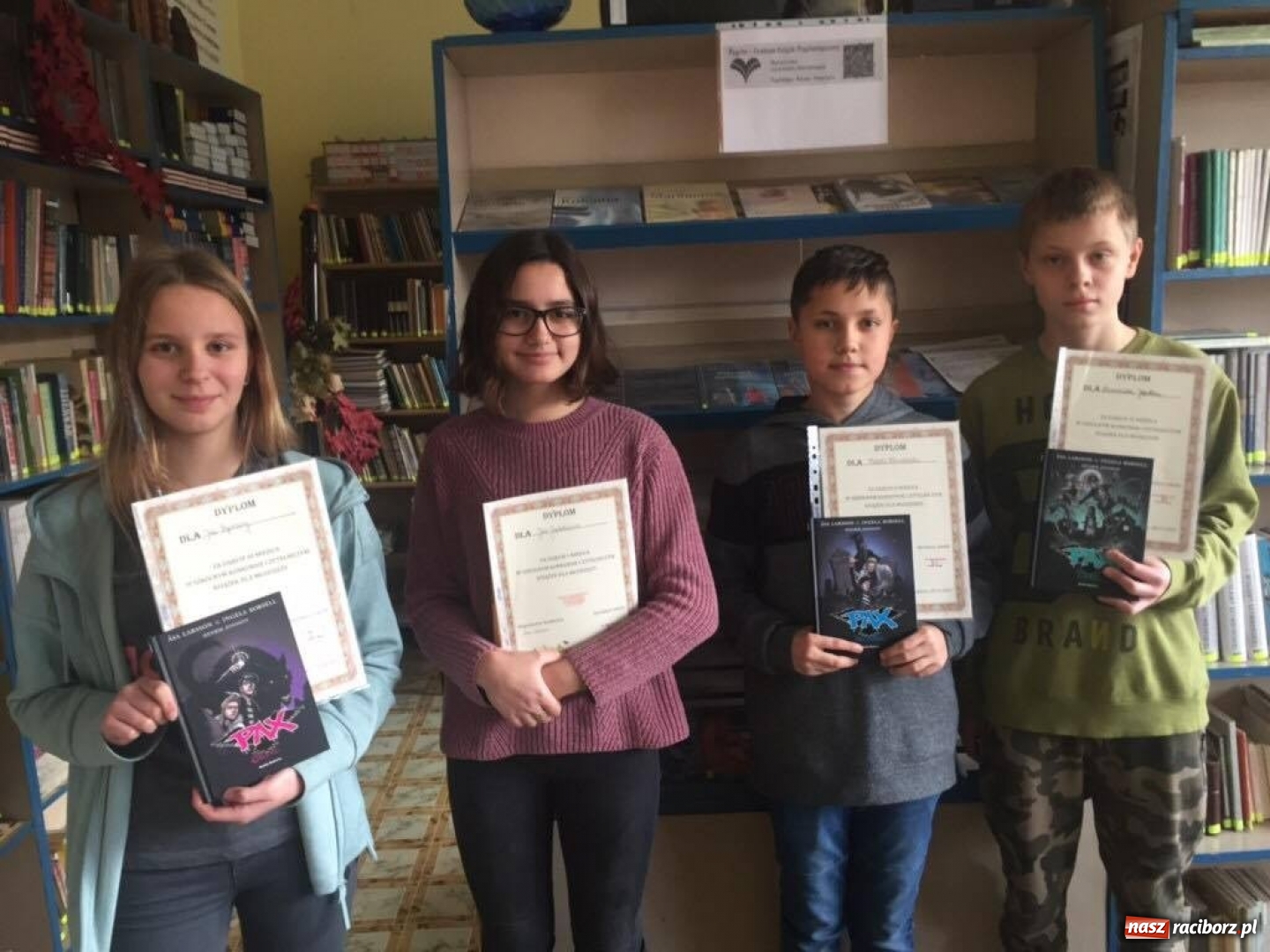 Zdjęcie w galerii na portalu naszraciborz.pl: SP4 propaguje czytelnictwo wiadomości z regionu