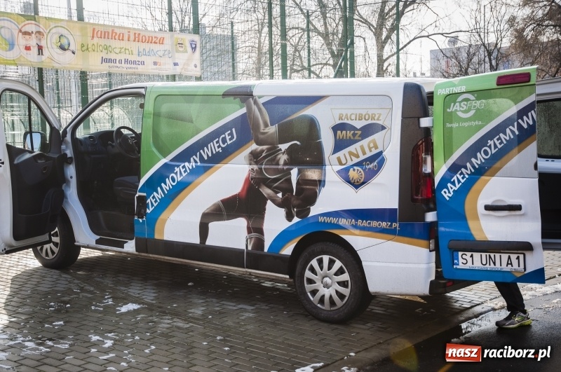 Zdjęcie w galerii na portalu naszraciborz.pl: Mini konwój darów serca pojechał do szkoły w Rumunii wiadomości z regionu