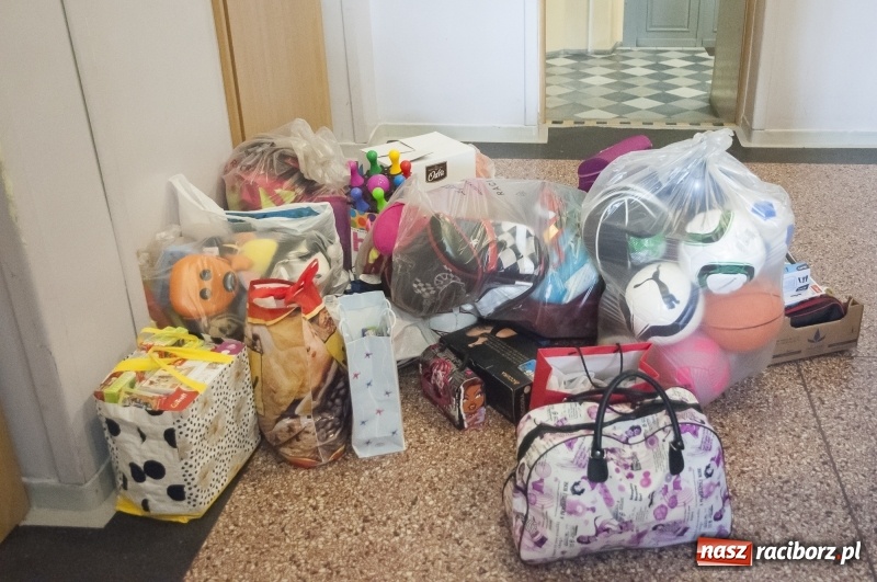 Zdjęcie w galerii na portalu naszraciborz.pl: Mini konwój darów serca pojechał do szkoły w Rumunii wiadomości z regionu