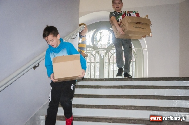 Zdjęcie w galerii na portalu naszraciborz.pl: Mini konwój darów serca pojechał do szkoły w Rumunii wiadomości z regionu