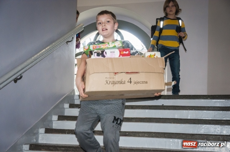 Zdjęcie w galerii na portalu naszraciborz.pl: Mini konwój darów serca pojechał do szkoły w Rumunii wiadomości z regionu