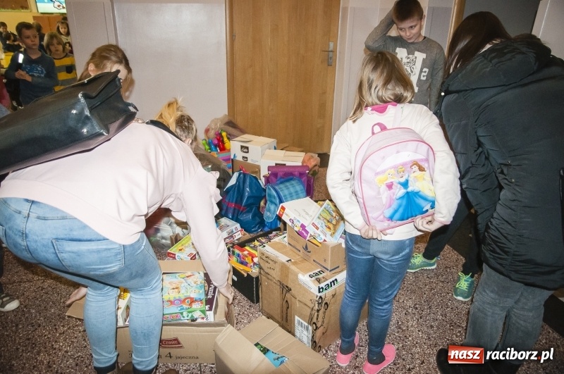 Zdjęcie w galerii na portalu naszraciborz.pl: Mini konwój darów serca pojechał do szkoły w Rumunii wiadomości z regionu