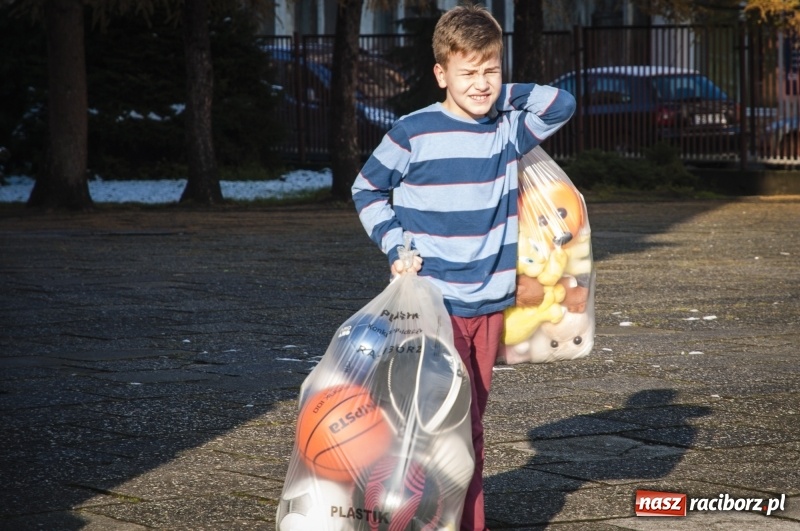 Zdjęcie w galerii na portalu naszraciborz.pl: Mini konwój darów serca pojechał do szkoły w Rumunii wiadomości z regionu